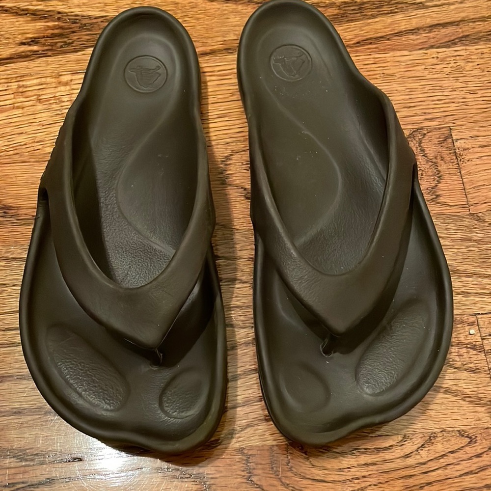 CROCS size 6 gently used